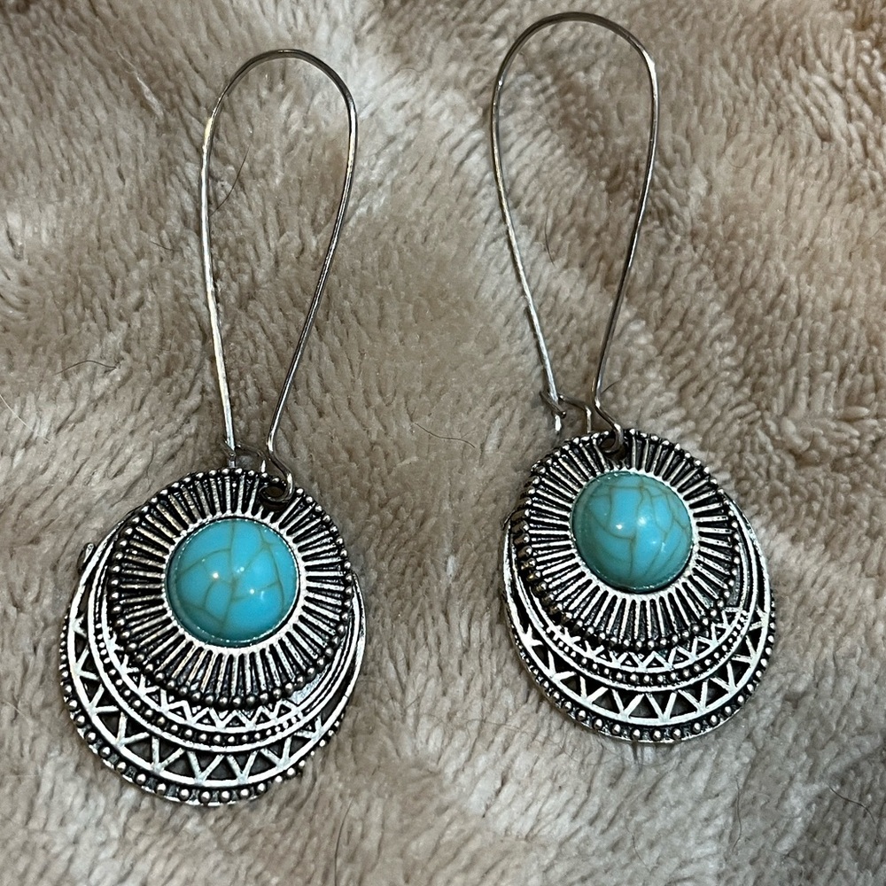 BOHO STYLE ROUNDED DANGLING SILVER TONE EARRINGS WITH HOWLITE CABOCHON CENTER